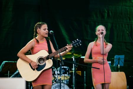 Veronika Padežnik in Neli Ela Guček